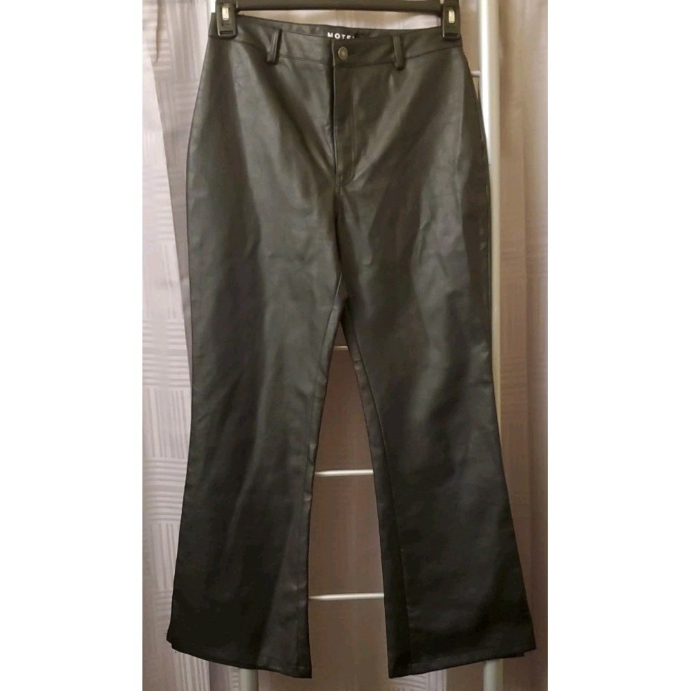 Motel Women's Faux Leather Flared Pants Size Medium 29x28 Black‎